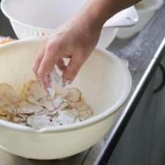 片栗粉をまぶす