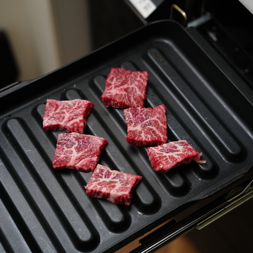 マルチグリルの波型プレートに焼肉用牛肉を並べ、調理モード［焼く・強］で5分焼く。