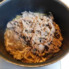 ③をバットなどにあけ、素早く冷ます。（きのこから水分がでるため