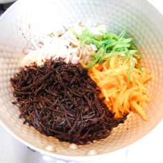 ①、②を③の中に入れ、全体に混ぜ、味を含ませる。