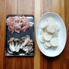 鶏もも肉は一口大に切る。しめじはほぐす。