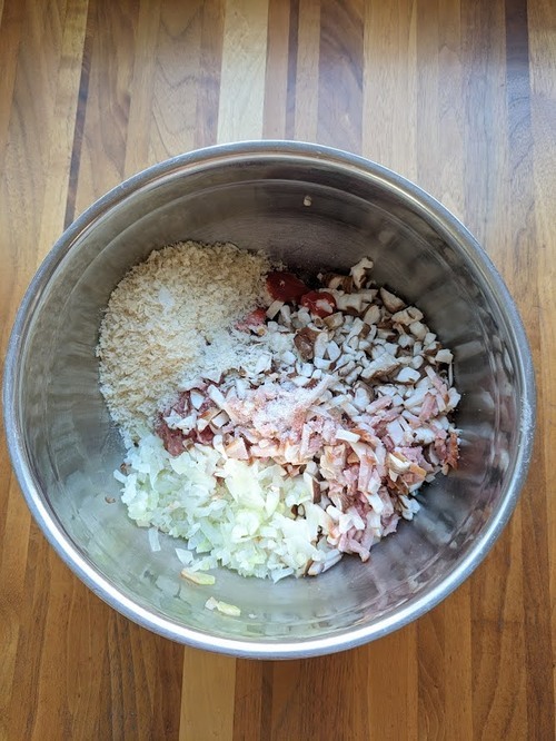③のひき肉に椎茸、ベーコン、冷ましておいた玉ねぎ、＝Ａ＝を加え、均一になるまでよく混ぜる。