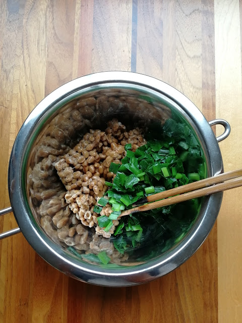 納豆に、にらと付属のタレ、ごま油を入れて混ぜる。