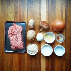 玉ねぎ、蓮根、椎茸は軸ごと、生姜を全てみじん切りにする。