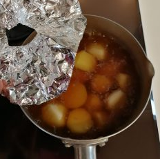 鍋にだしと酒を入れて煮立てて、イカを加えてさっと煮て取り出す。下茹でした里芋と（A）を入れ、アルミ箔で落し蓋をして中火で15分程度煮る。
