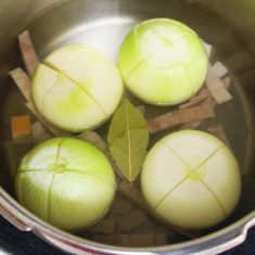 玉ねぎを鍋に並べ、玉ねぎの半分くらいの高さの水、固形ブイヨン、ローリエを入れたら圧力鍋で3分加圧し、火を止めたら圧力が抜けるまで放置する。