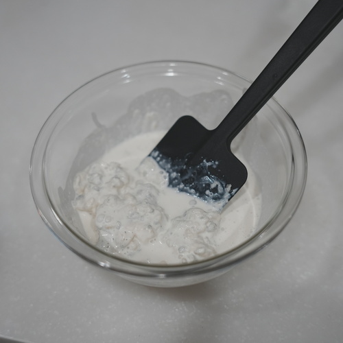 ブルーチーズを常温に戻し、生クリームと合わせて混ぜる。