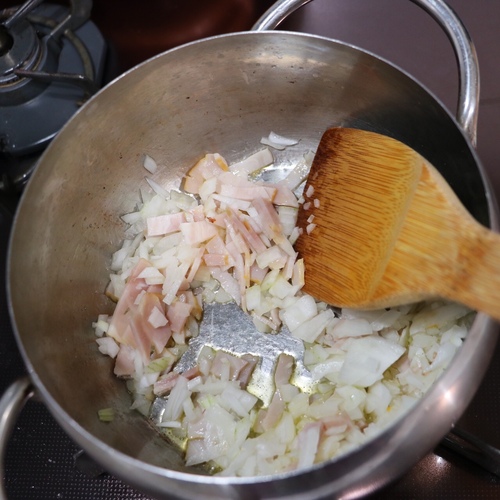 鍋にバターを入れて弱火で熱したら2の玉ねぎ、ベーコンを加えて玉ねぎが透き通るまで炒める。