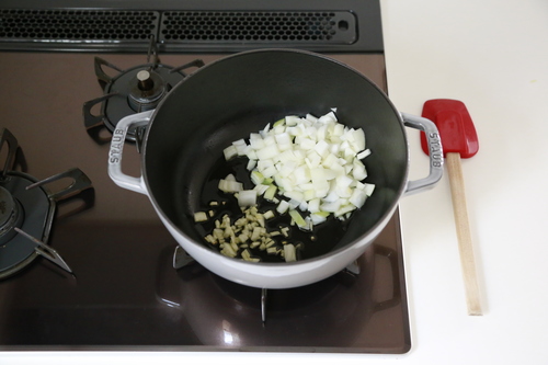 鍋ににんにくとオリーブオイルを入れて火にかけ、香りがしてきたら玉ねぎを入れて透明になるまで炒める。

