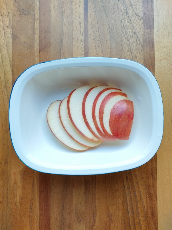 リンゴは皮付きのままスライスする。