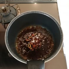 小鍋に（A）を入れ火にかけ、沸騰後1分加熱する。