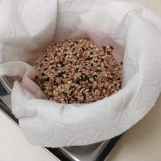①の雑穀を熱湯で10分茹でてざるに上げる。細かい雑穀がざるからこぼれることがあるので、ざるにキッチンペーパーを敷いておくといい。