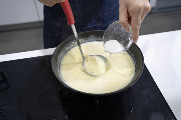 ３をフォークでつぶし、小鍋にいれる。牛乳・バター・コンソメをいれ、沸騰させたら、水溶き片栗粉を少しづつ加えながら、ゆるめのとろみをつける。（水溶き片栗粉は、様子を見ながら加える。全部いれなくてOK）