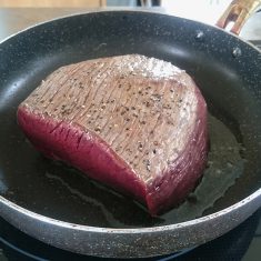 フライパンにオリーブオイルを引いて表面を焼き、表面全体に焼き目をつける。