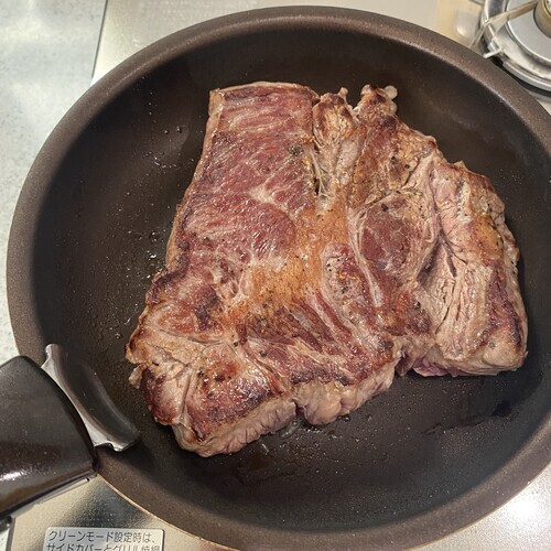 10分間、牛肉の全面を色よく焼く。