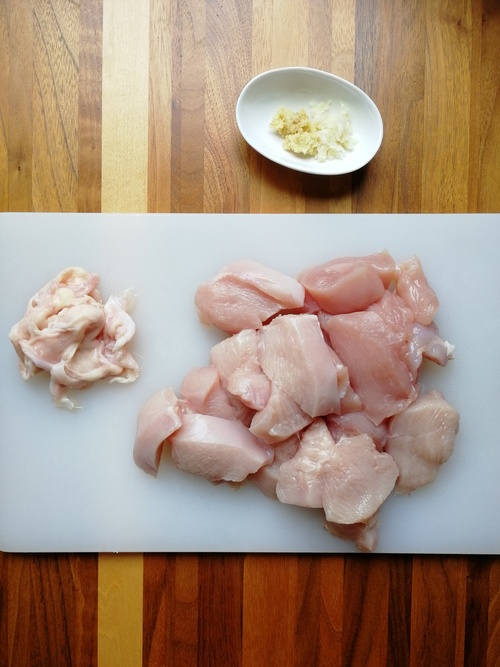 鶏むね肉は皮を取り除き、大き目の一口大に切る。にんにく、生姜はすりおろす。