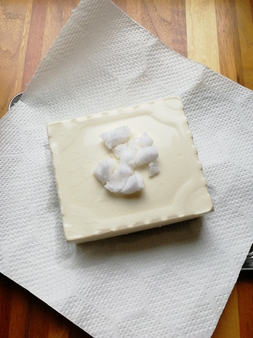 豆腐はそっとパックから出し、塩を全体にまぶす。キッチンペーパーを2重にし、包み
、ラップをしてから冷蔵庫で半日おく。