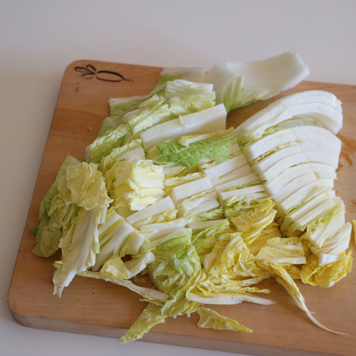 白菜は食べやすい大きさに切ったら大き目の密閉袋に入れて塩を入れ、塩が全体に回るようによく振る。