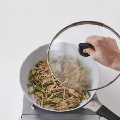 フライパンにごま油大さじ１を弱めの中火で熱し、生地を広げていれ蓋をして焼く。