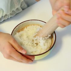 ごはんは温かいうちにすり鉢(なければボウル)に入れ、麺棒ですりつぶす。
