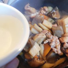 ⑥に、醬油を加え、汁を煮飛ばして、みりんを加えて煮詰めて出来上がり。