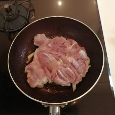 フライパンを強火にかけ、熱くなったら鶏肉を皮を下にして入れる。（油はひかない）
決して動かさずに皮がこんがりきつね色になるまで焼く。
（縮みの気になる場合や肉が分厚い場合はフライ返しなどでフライパンに押し付けるようにしてしっかり焼き付ける）
余分な油はキッチンペーパーで拭き取リながら焼く。とにかくひっくり返さずに、じっと辛抱強く皮目を焼くのがポイント！