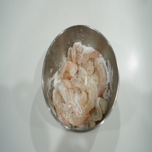 むきえびは、背ワタを除き、背開きにする。
ボウルにいれ、塩、黒こしょう少々、酒、片栗粉をまぶす。
