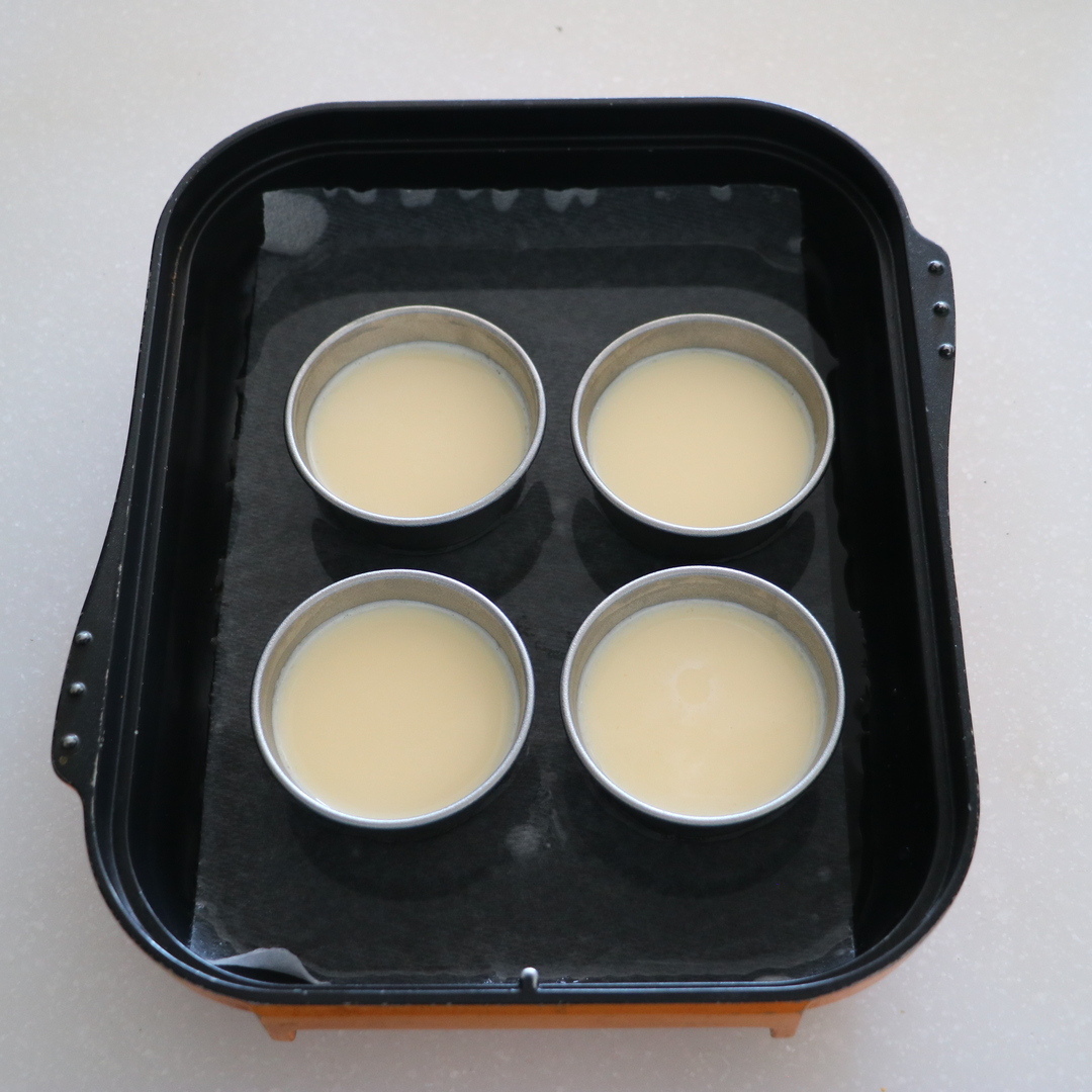 卵液を茶こしで濾し、プリンカップにそっと流し入れる。