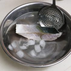 大根とぶり、しょうが、調味料をすべて圧力鍋に入れて、蓋をして強火にかける。圧力がかかったら5分間弱火にし、火を消したら圧力が抜けるまで放置する。