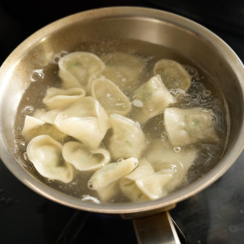 鍋に湯をわかし、③を茹でる。
餃子が浮いてきてから3分程度茹でたら取り出し、皿に取る。
お好みで酢じょうゆにつけていただく。