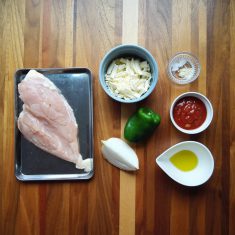 鶏むね肉は厚みを削ぐように4枚にスライスし、塩コショウする。