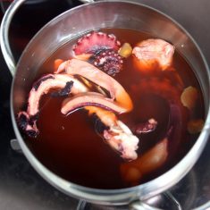 しょうゆも加えてさらに30分程煮る。