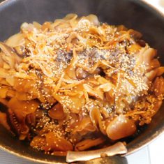 ③が煮詰まってから、干しエビ、塩昆布、ごまいれて、出来上がり
