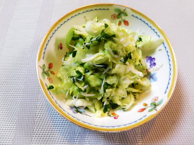シラスとキャベツの和え物