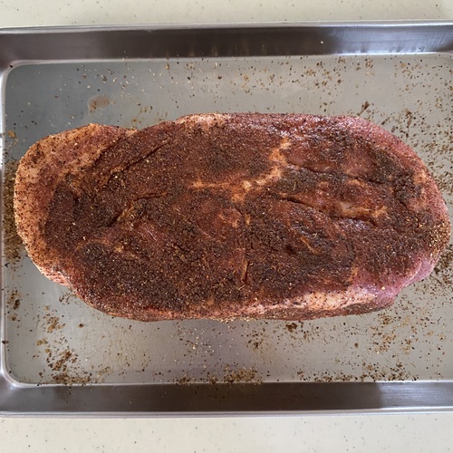 豚塊ロース肉に下味用調味料をしっかりと手で揉み込む。