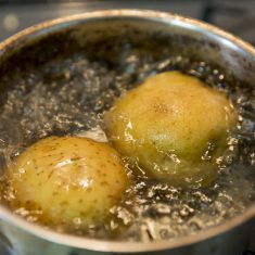 じゃがいもは皮のまま熱湯で茹で、竹串が刺さるくらいまでやわらかく茹でる。