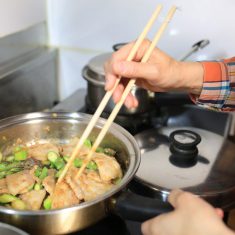 両面が焼けたら、アスパラガスを加えてふたをして2~3分くらいさらに蒸し焼きにする。