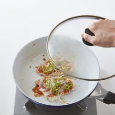 合わせたAを塗り、ピザ用チーズ、たまねぎ、ピーマンの順にのせ、料理酒を周りにまわしかけたら、蓋をし、チーズが溶けるまで加熱する。