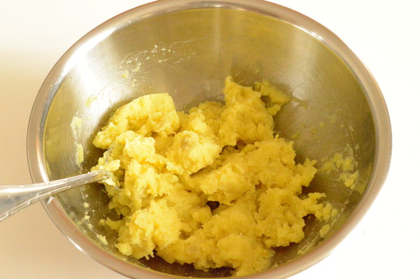 砂糖と合わせ、柚子の皮、果汁（小さじ1）を加え混ぜ合わせ、ポロポロして固い状態のときは湯冷ましを大さじ1～3程度加える。
