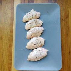 手羽先の先端をキッチンばさみで切り落とし、表面の水分をペーパーで拭き取る。塩コショウをしっかり目に振り、小麦粉を満遍なくまぶす。
