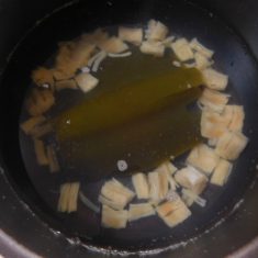 鍋に①をいれ、大根をいれて、柔らかくなるまで煮る。（途中昆布を取り出す）