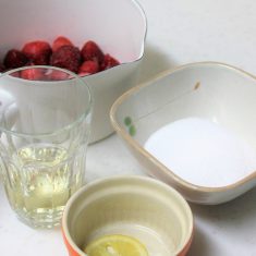 イチゴのへたをとり、ホーロー鍋に入れる。