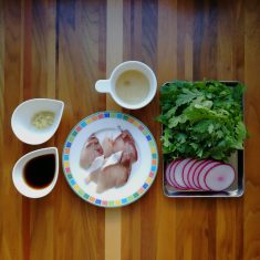 ブリは適当な大きさに切る。春菊は良く洗い、水気をきって、3㎝くらいに切る。かぶはスライスする。生姜はおろす。Aは合わせておく。ドレッシングの材料を合わせておく。