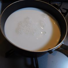 ①の鍋に②の牛乳を少しずつ入れていく。