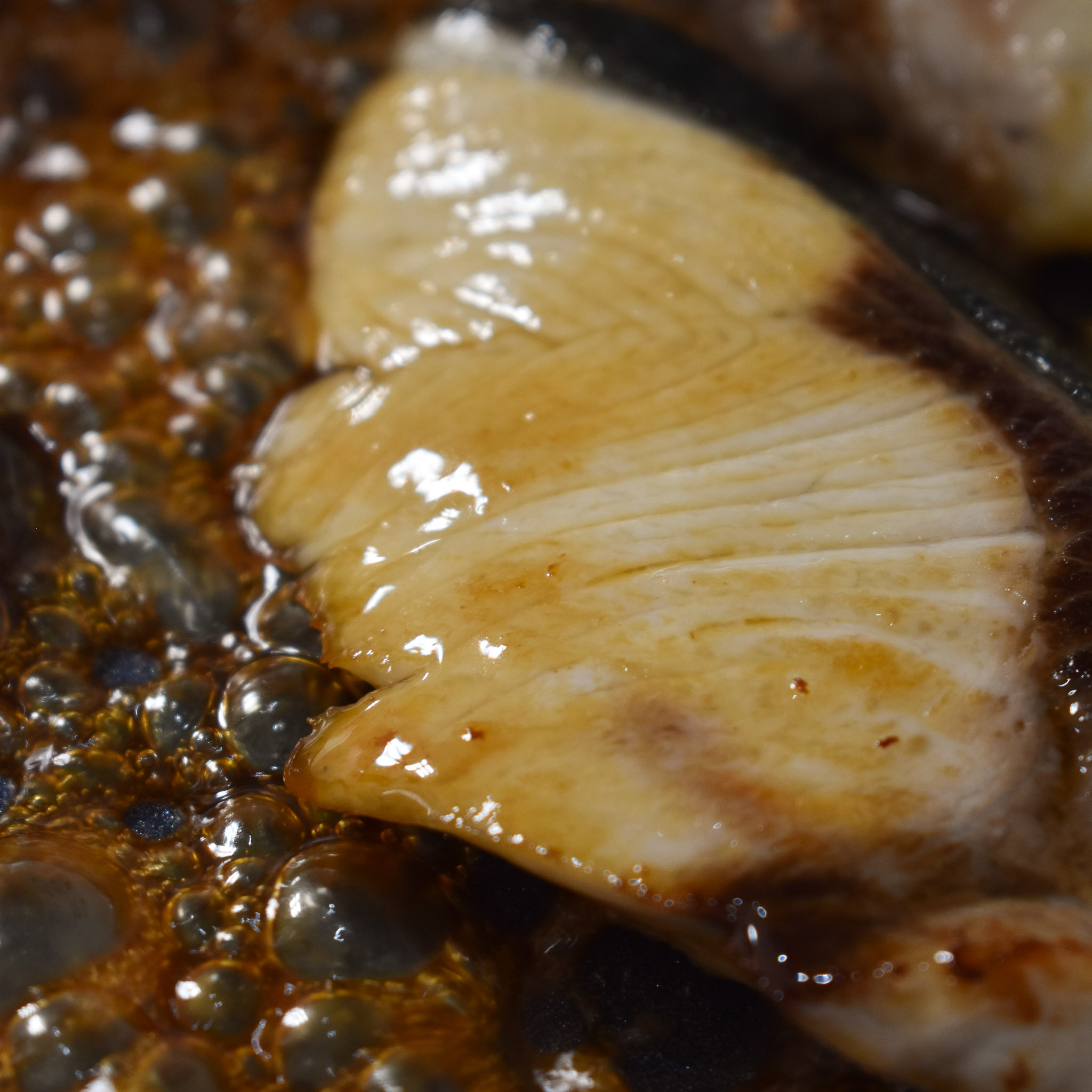 両面に焼き色がつくまで焼けたら、合わせダレを加えてフライパンを少し傾けタレをかけながらに詰めるように焼く。