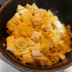 鍋にバターいれ、たまねぎを焦げないように炒め、更に白菜と少量の塩も加えて炒める。（焦げないように）