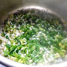 ポワロにオリーブオイルを入れ、温めたフライパンでしんなりするまで炒める。