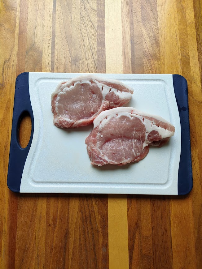 豚ロース肉は筋切りをし、塩コショウをしっかりめにふる。