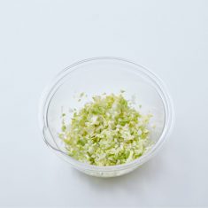 キャベツとたまねぎをボウルにいれ、塩小さじ1/4、酢小さじ１をいれ、10分ほどおく。
