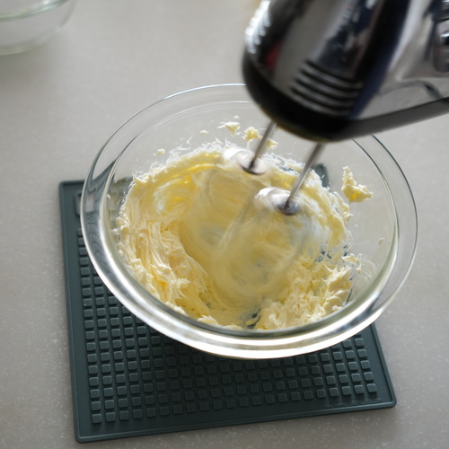 無塩バターをボウルに入れ、ハンドミキサーで泡立てる。